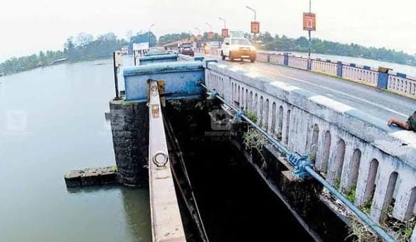 തോട്ടപ്പള്ളി സ്പിൽവേയിൽ അടിഞ്ഞു കൂടിയ മാലിന്യങ്ങൾ  അടിയന്തിരമായി നീക്കം ചെയ്യുക;  എൽഡിഎഫ് നേതൃത്വത്തിൽ പ്രതിഷേധ മാർച്ചും ധർണ്ണയും

